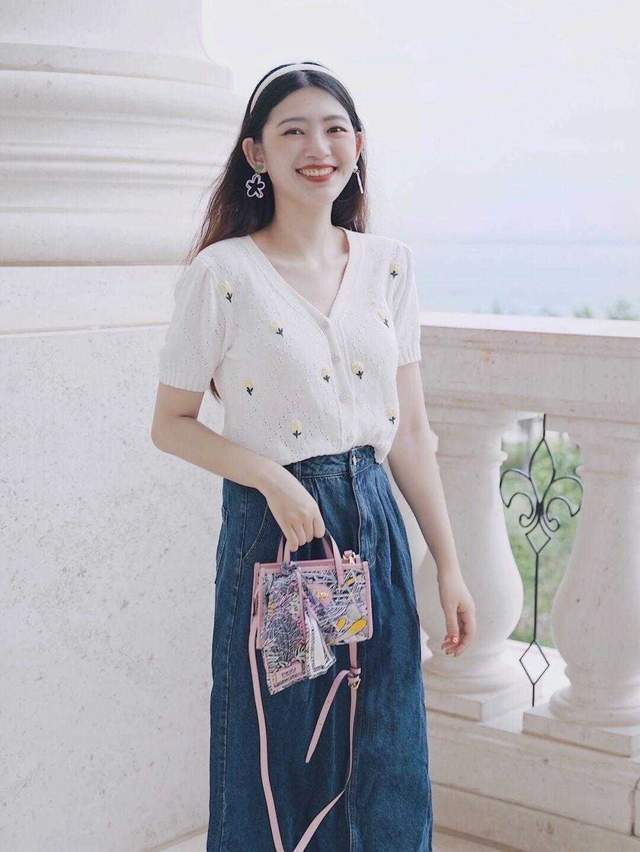 颜色|精致的女人自带气场，针织衫配半身裙，女人30岁一样可以很高级