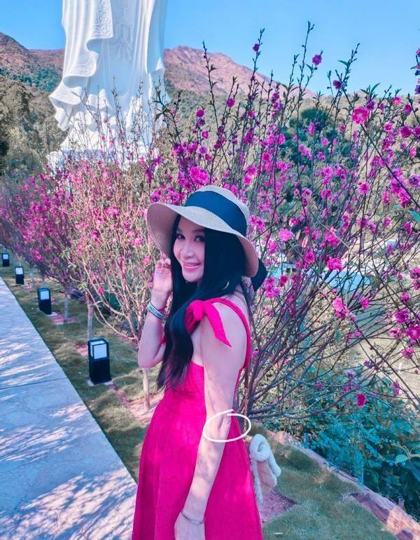 卫衣|54岁温碧霞坚持扮嫩，穿抹胸裙扮花仙子，没生过孩子也难挡衰老