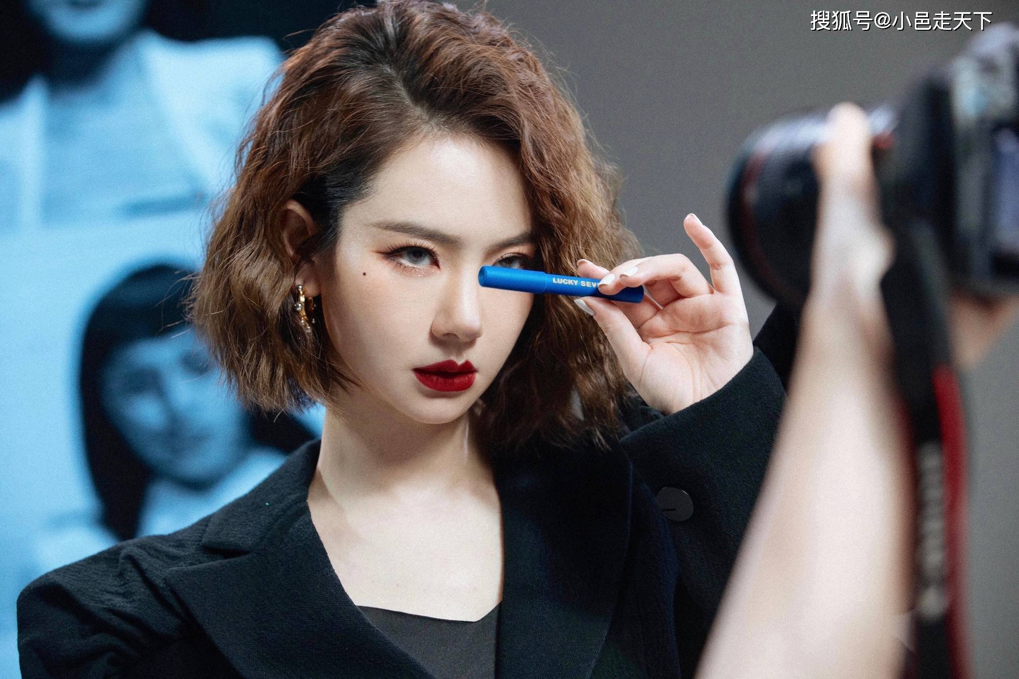 戚薇黑色系列烈焰红唇市场写真
