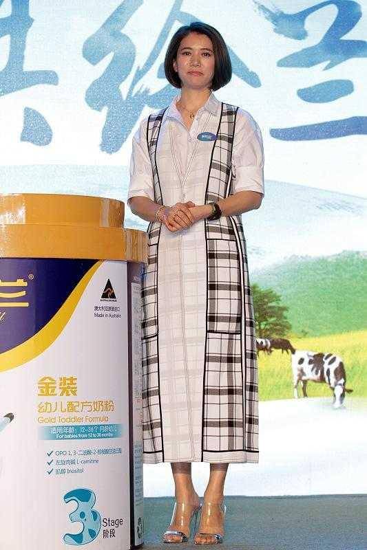 条纹|袁咏仪剪了波波头更美了,穿格子长裙成熟温柔,端庄优雅好有气质