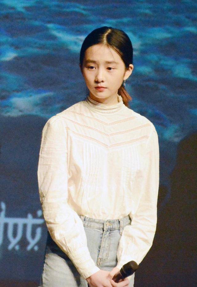 变化|黄磊女儿黄多多变化太大了,麻花辫+蕾丝连衣裙,青春可爱很甜美