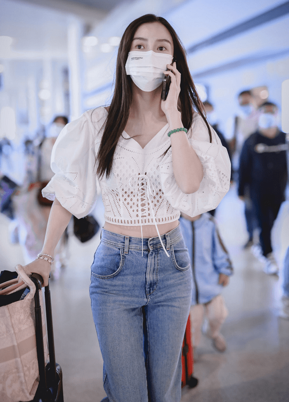 气息|又被杨颖的细腰折服了！袖子和衣身“一样宽”，依然能穿出瘦削感