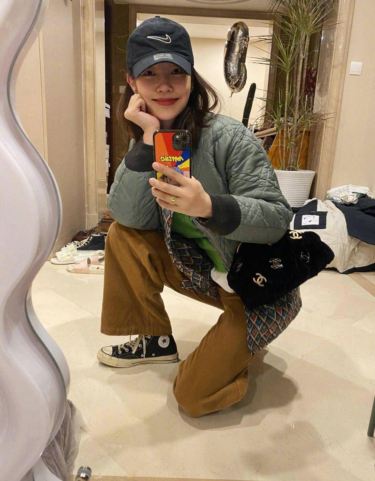 设计|36岁白百何豪气!自拍秀时髦却暴露豪宅一角,一面镜子要近7万