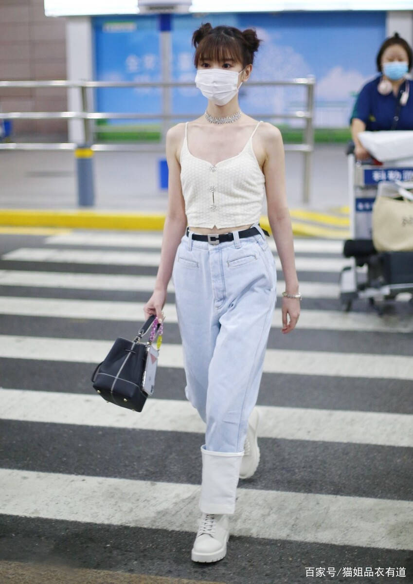 身材|奥运冠军吴敏霞周末出游，穿背心水边扮酷，又瘦又美身材保持真好