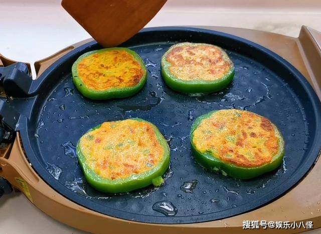蔬菜|早餐新做法：2个青椒，2个西红柿，简单易做好吃又入味，真解馋