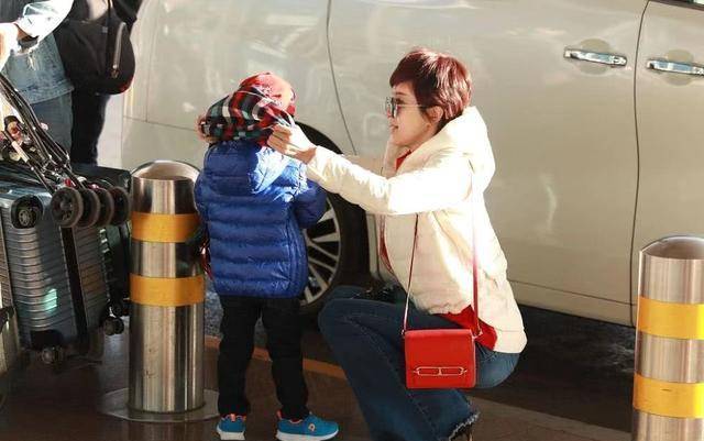 身材|44岁金巧巧罕见现身,毛衣一面红火一面清纯,穿高跟鞋不耽误抱娃