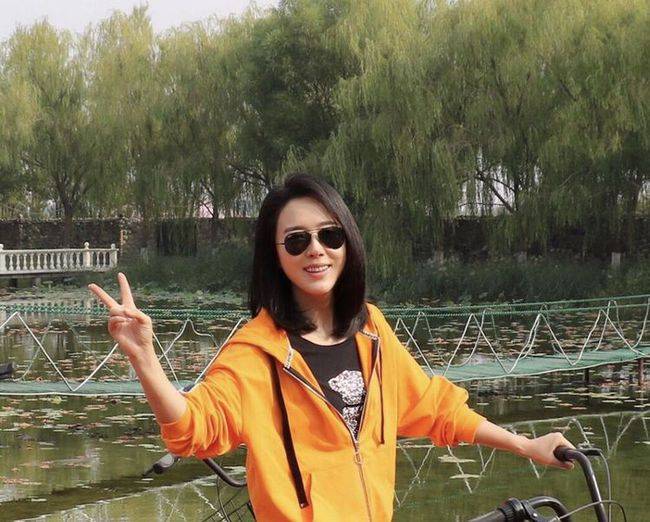 橙色|时尚穿搭橙色外套,配黑色T恤简约舒适,42岁的颜丹晨依旧元气满满