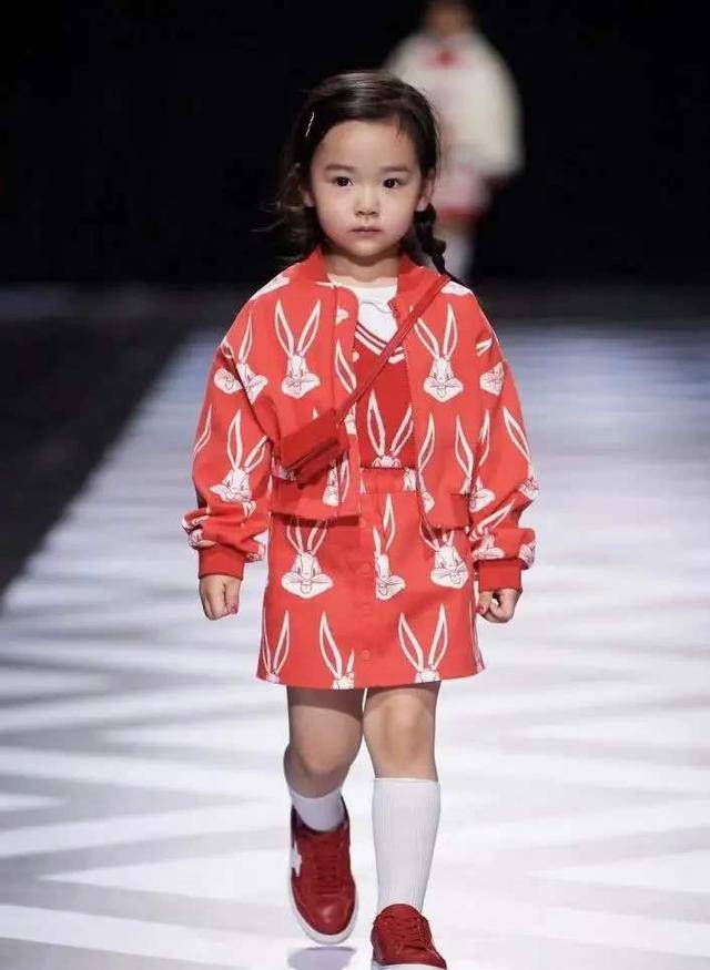 大腿|高云翔都回来了,女儿小酒窝“翻脸”不认爸!抱着董璇大腿不撒手