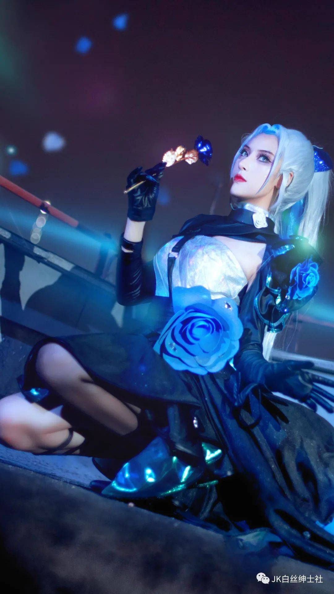 cos：​王者荣耀花木兰玫瑰行动cos正片@奶狮