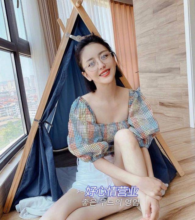 条纹|包臀裙过时了,佟丽娅将百褶裙带火了,搭配条纹上衣很好看