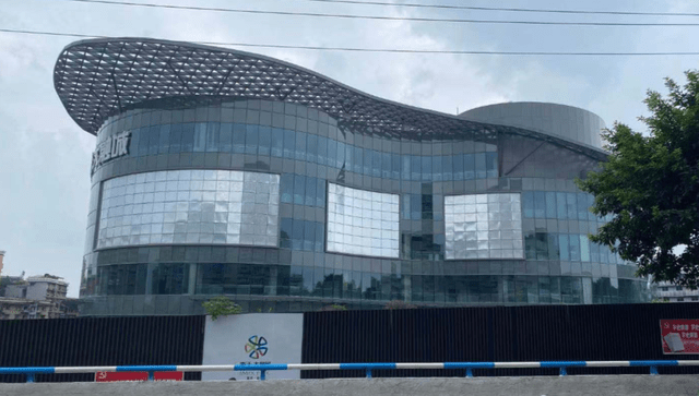 现场看到,商场外立面已经挂上了"森活·大融城"的招牌,工地围墙还连着