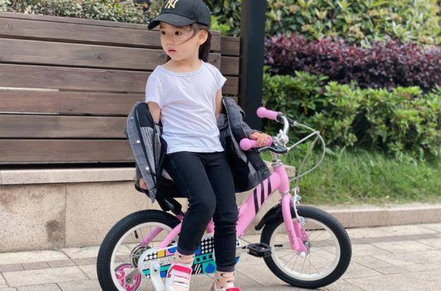 大腿|高云翔都回来了,女儿小酒窝“翻脸”不认爸!抱着董璇大腿不撒手