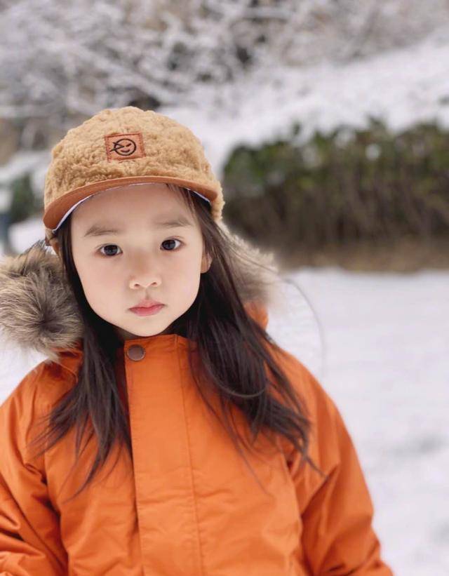 董璇|高云翔回来后，女儿小酒窝终于笑了，穿衣时髦连表情都丰富多彩