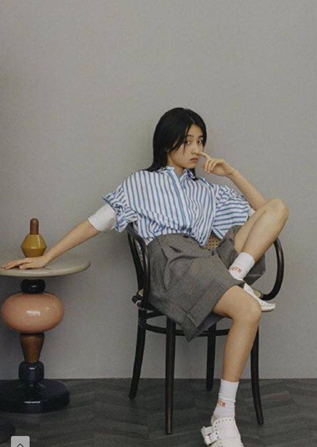 条纹|张子枫真是长大了，穿“二分条纹衣”秀身材，有点女人味了
