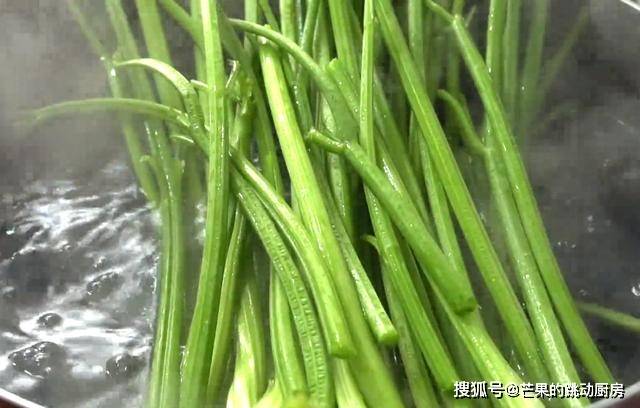蔬菜|芹菜加3个鸡蛋，筷子一搅，手不用沾面，10分钟搞定全家人早餐