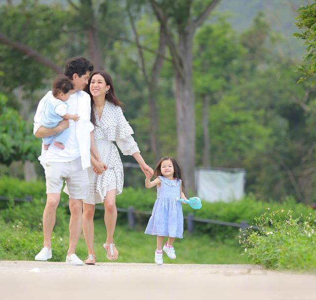 钟嘉欣|35岁钟嘉欣现身，穿风衣配长发，风衣“干半截湿半截”鞋子大一码