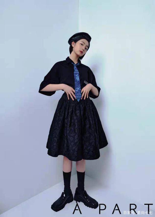 黑色|黄磊女儿也要出道了？黄多多时尚大片曝光，罕见接长发美到认不出