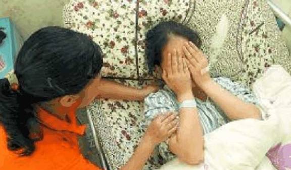 女士|43岁妈妈执意生二胎，大学女儿求母亲别生，在医院生产时母亲后悔