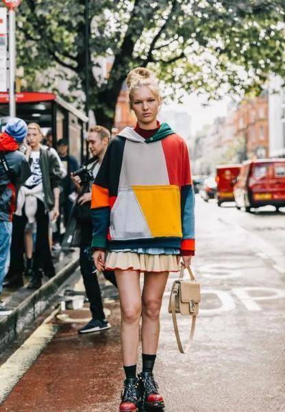 卫衣|54岁温碧霞坚持扮嫩，穿抹胸裙扮花仙子，没生过孩子也难挡衰老