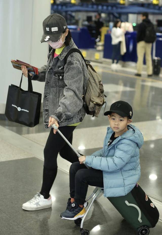 东北|44岁胡可带俩儿子现身,粗布牛仔配紧身裤,东北宋仲基有点发福了