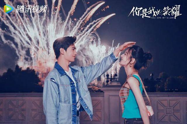 甜度|壹周潮话题｜“荣耀夫妇”七夕共游迪士尼，前方甜度预警