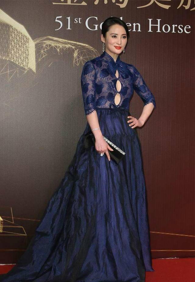 设计|44岁蒋勤勤为人很低调,但穿衣挺大胆,连衣裙穿上太瘦绷出三个圈