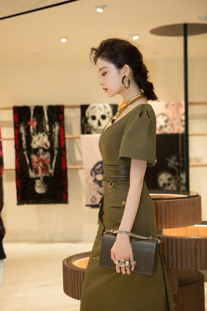 整体|古力娜扎不再低调了，穿墨绿色V领裙复古又优雅，A4腰线惹人惊艳