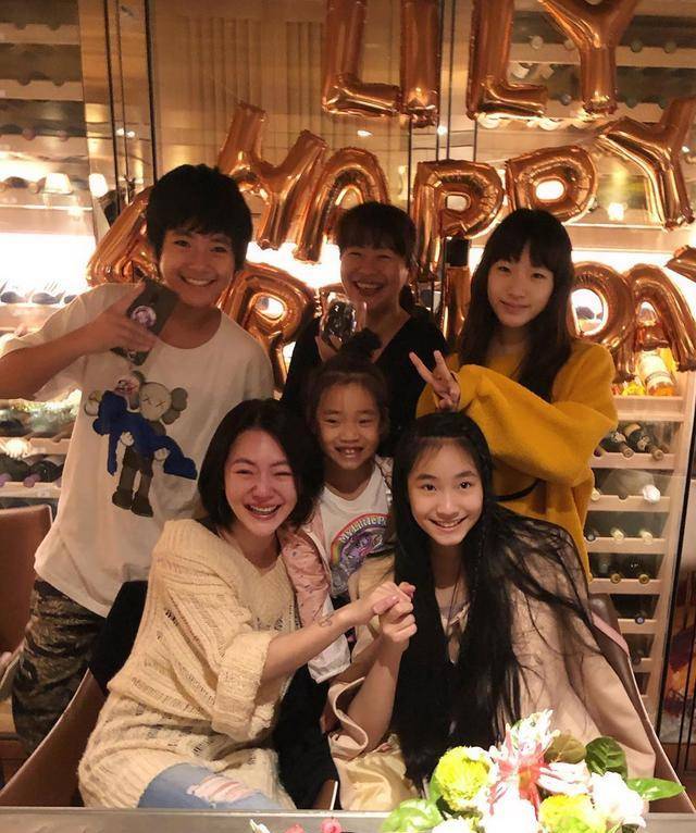 黑色|鲜少提及的二女儿，却在生日当天感动哭了小S，她才是真正超模脸