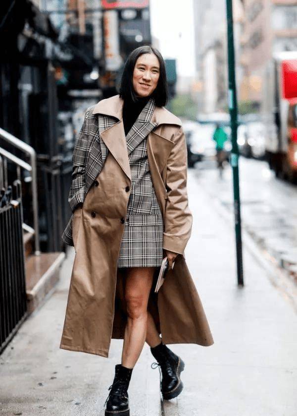 黑色|姚笛终于时髦一次，穿格纹大衣搭连帽卫衣优雅减龄，气质惊艳