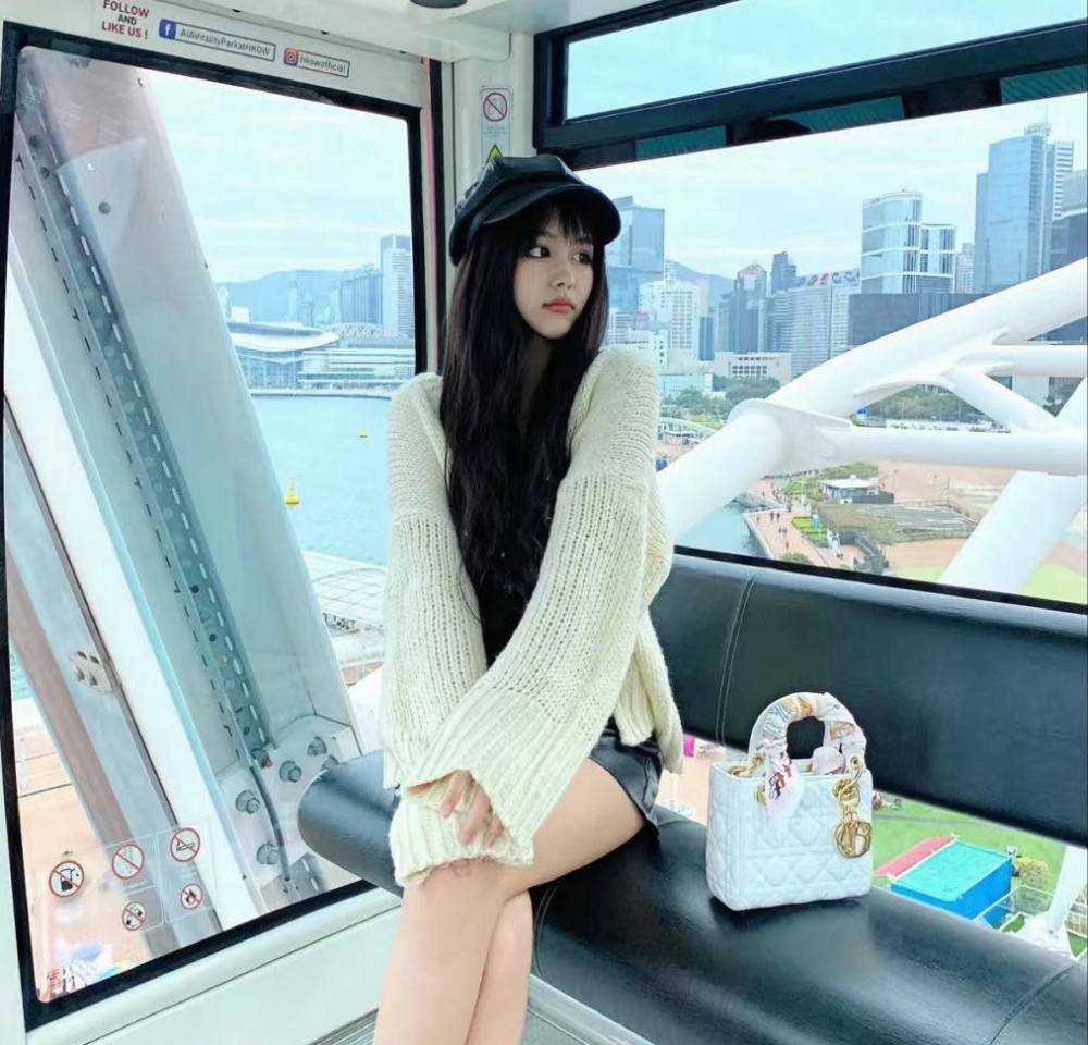 59岁周星驰追求17岁落选港姐，约会照曝光，星爷：和那个女孩不熟，玩玩而已