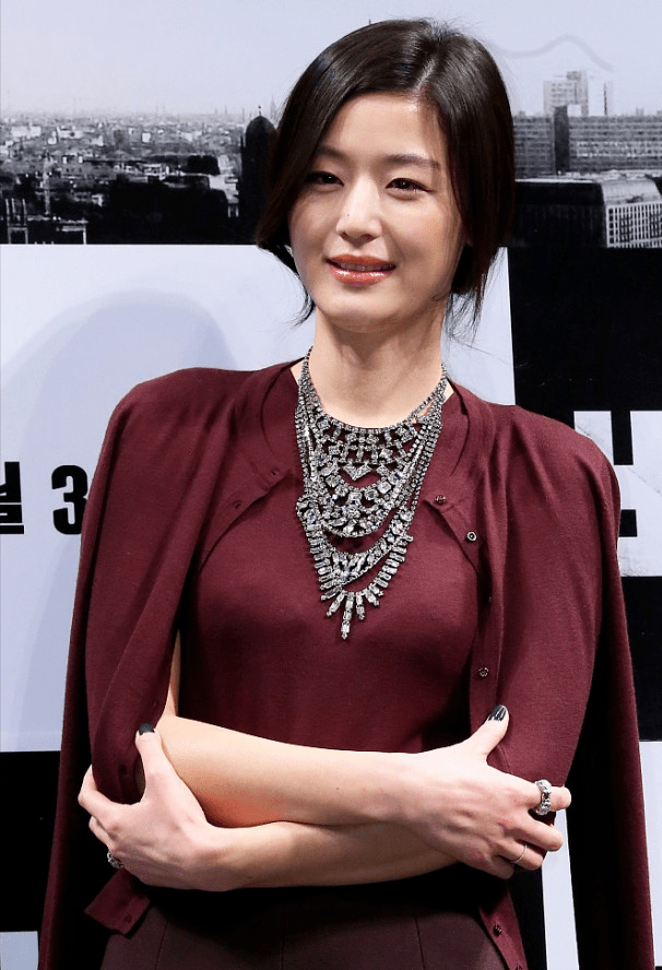 贵妇|全智贤减肥之后更好看了,一身“贵妇红”好有气质,身材让人羡慕