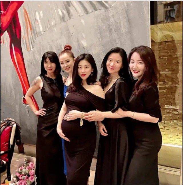 脖颈|朱珠怀孕之后发福得厉害！怀孕9月涂大红唇好精致，身材走样许多