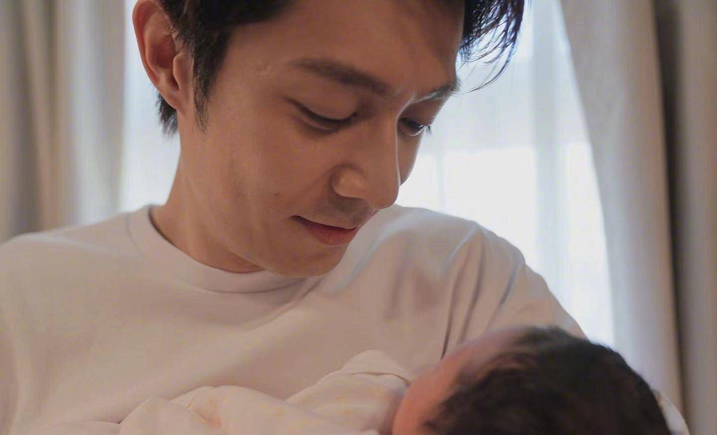 慈父|36岁男星喜得二胎！怀抱宝宝一脸慈父笑，和爱妻结婚5年儿女双全
