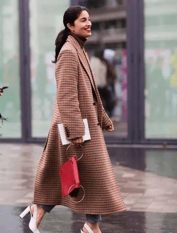 黑色|姚笛终于时髦一次，穿格纹大衣搭连帽卫衣优雅减龄，气质惊艳