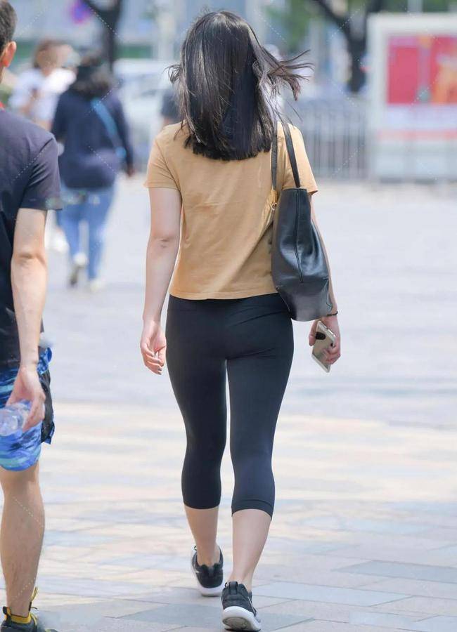服装|运动服装时尚又显年轻，穿上精神显干练，修身的最佳选择！