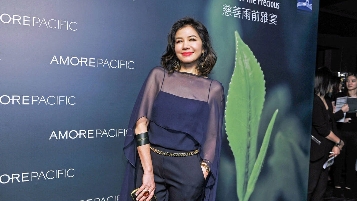 港版|60岁钟楚红美得好自然，穿薄纱衣秀曼妙身段，不愧是“港版梦露”