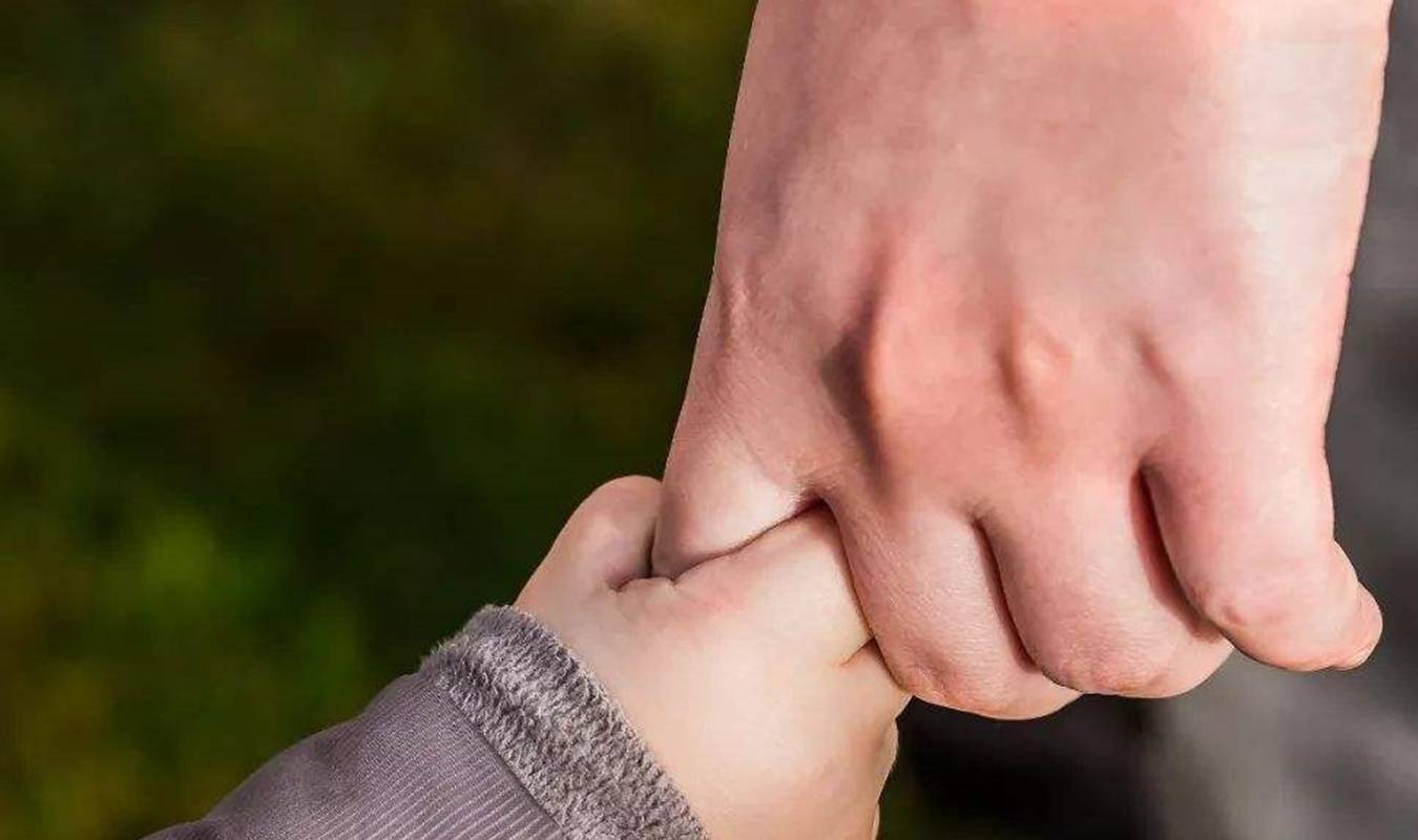 家长|女童午饭吃得少，幼儿园老师将其留在教室反思，随后女童坠落一楼