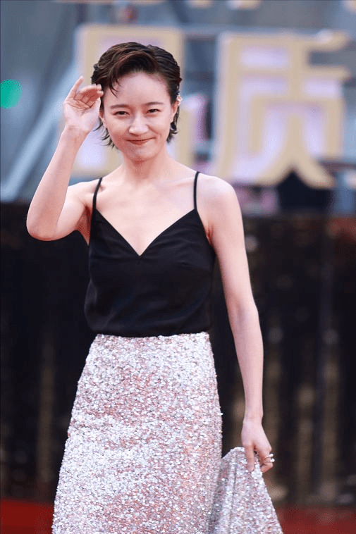 颜色|谁说留短发就像“女汉子”，焦俊艳短发造型就很温柔，女人味显著