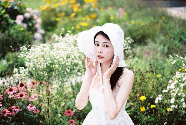 显得|白鹿不愧是于正力捧的人，穿碎花裙扮邻家女孩，清丽脱俗美成初恋