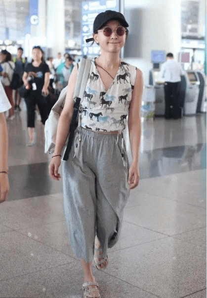 显得|真服了周迅,明明身高不占优还不注意凹腰线,但印花T确实挺减龄