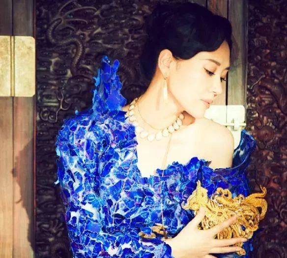 纱裙|50岁许晴鎏金纱裙现身，梨涡甜笑好气质，这才是最佳的梦中情人