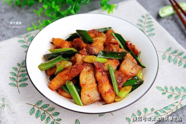 做法|回锅肉这样做吃着才过瘾，肥而不腻，超级下饭，每次做一盘不够吃