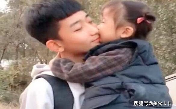因为|哥哥比妹妹大15岁，每次哥哥要出门都是这场景，妈妈被暖化了