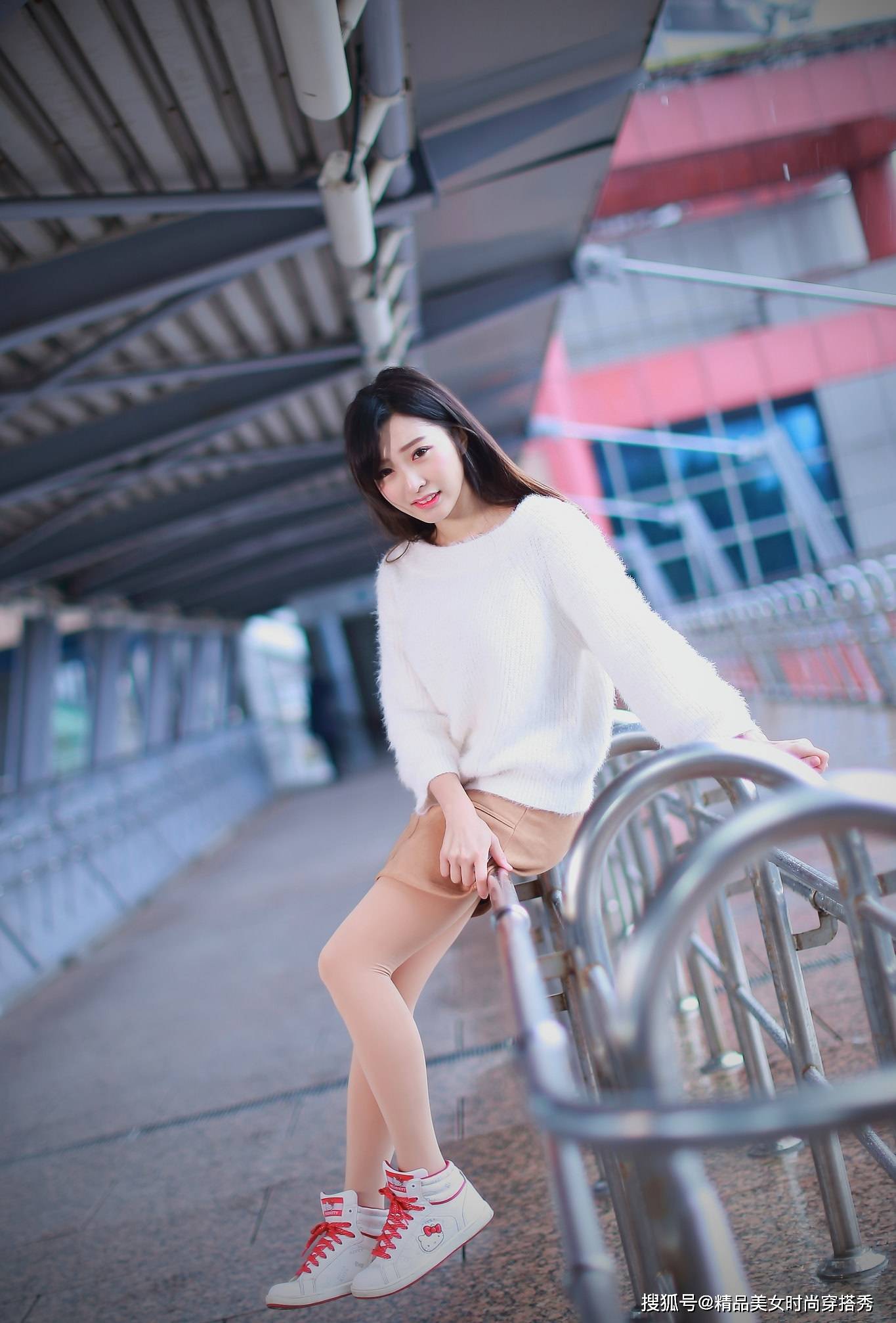 短裙|美女身着米色西服短裙，搭配出精致的造型，展示出女人柔和的美