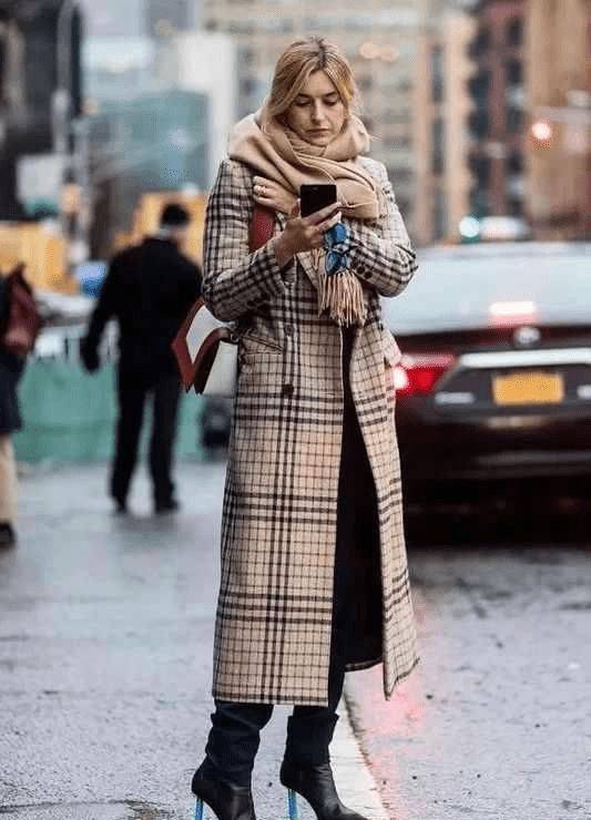 黑色|姚笛终于时髦一次，穿格纹大衣搭连帽卫衣优雅减龄，气质惊艳