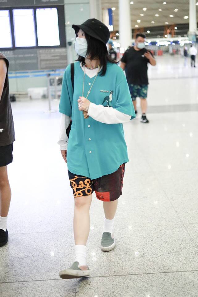 中性|长发的窦靖童也挺潇洒的，中分头发有点“油”，但率性穿搭不违和