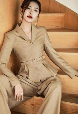 颜色|今年秋天怎么穿才能出彩？掌握这3点秘诀，不用着急买衣服