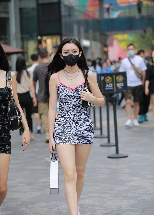 裙子|慵懒睡衣风的吊带裙穿出了女性的浪漫柔情，不是所有人都会懂！