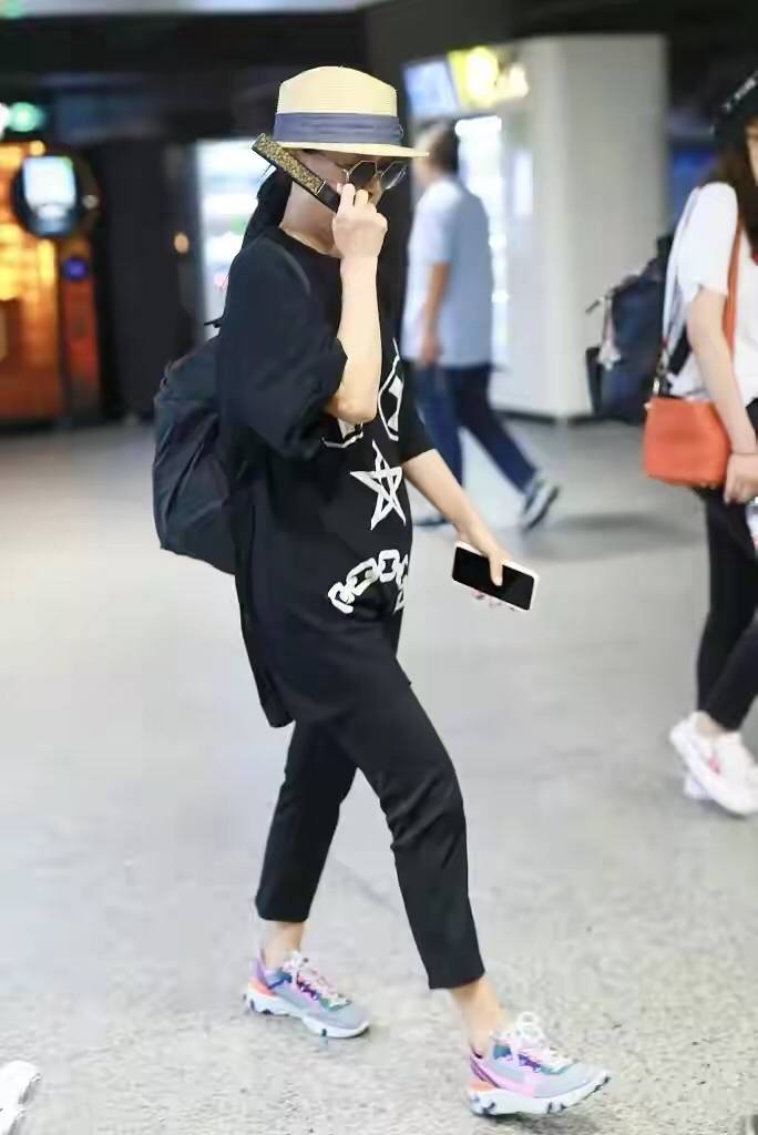 黑色|那英没有明星包袱,穿白T配“大裤衩”就出门,依然还有大姐范儿