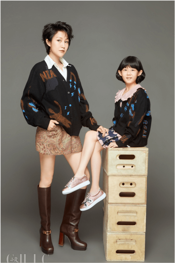鲍蕾携|鲍蕾携俩女儿登大刊！贝儿身材比例堪比超模，颜值成三人中竟然最佳